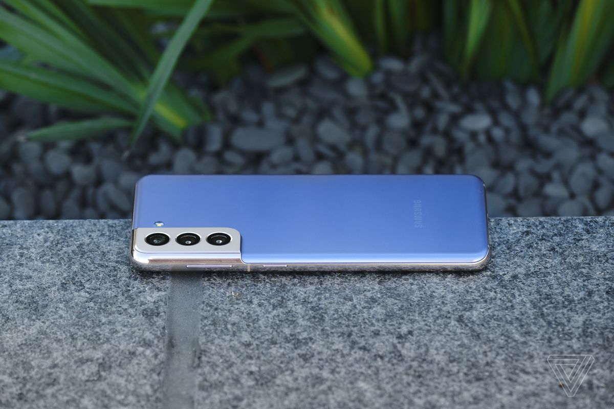 Șinele laterale metalice ale lui S21 se înclină în umflarea camerei