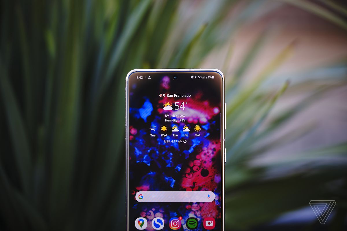 Ecranul S21 are doar 1080p, dar este plat și arată minunat