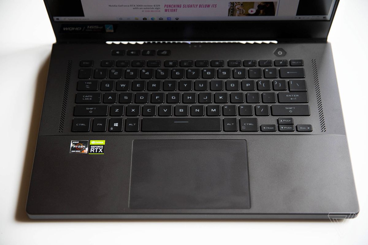 Tastatura Asus ROG Zephyrus G15 văzută de sus.