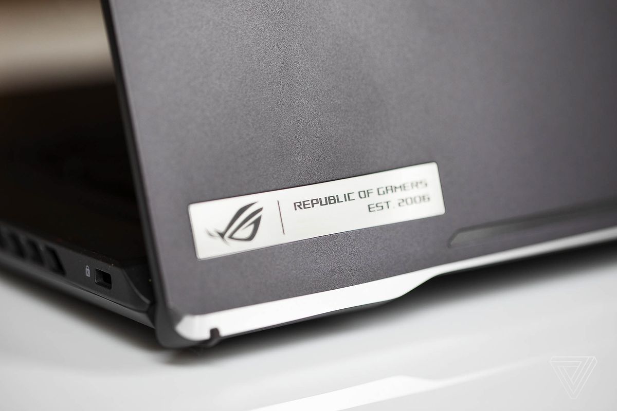 Sigla Republic of Gamers de pe capacul Asus ROG Zephyrus G15.