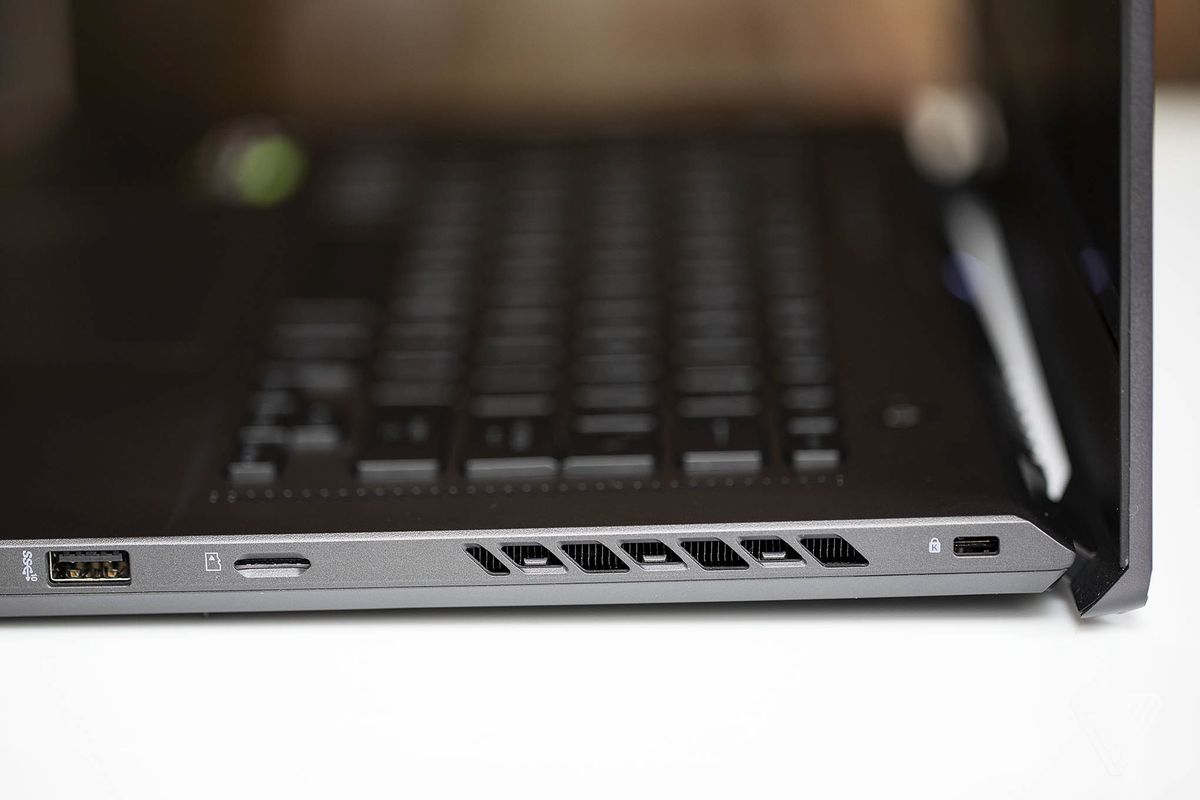 Porturile și orificiile de ventilare din partea dreaptă a Asus ROG Zephyrus G15.