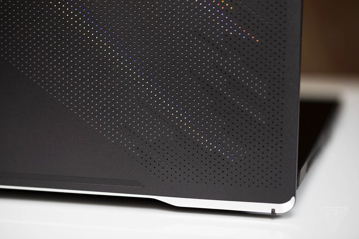 Segmentul din dreapta jos al capacului Asus ROG Zephyrus G15.