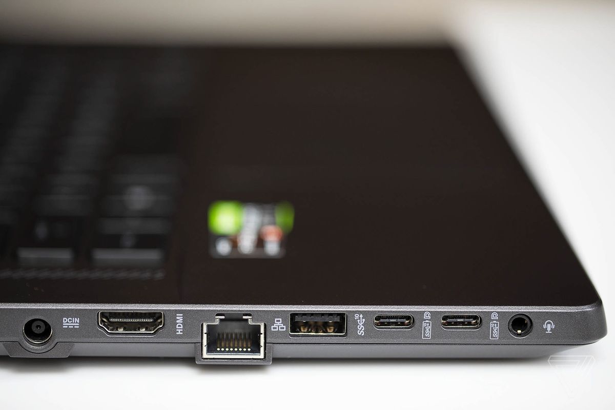 Porturile din partea stângă a Asus ROG Zephyrus G15.