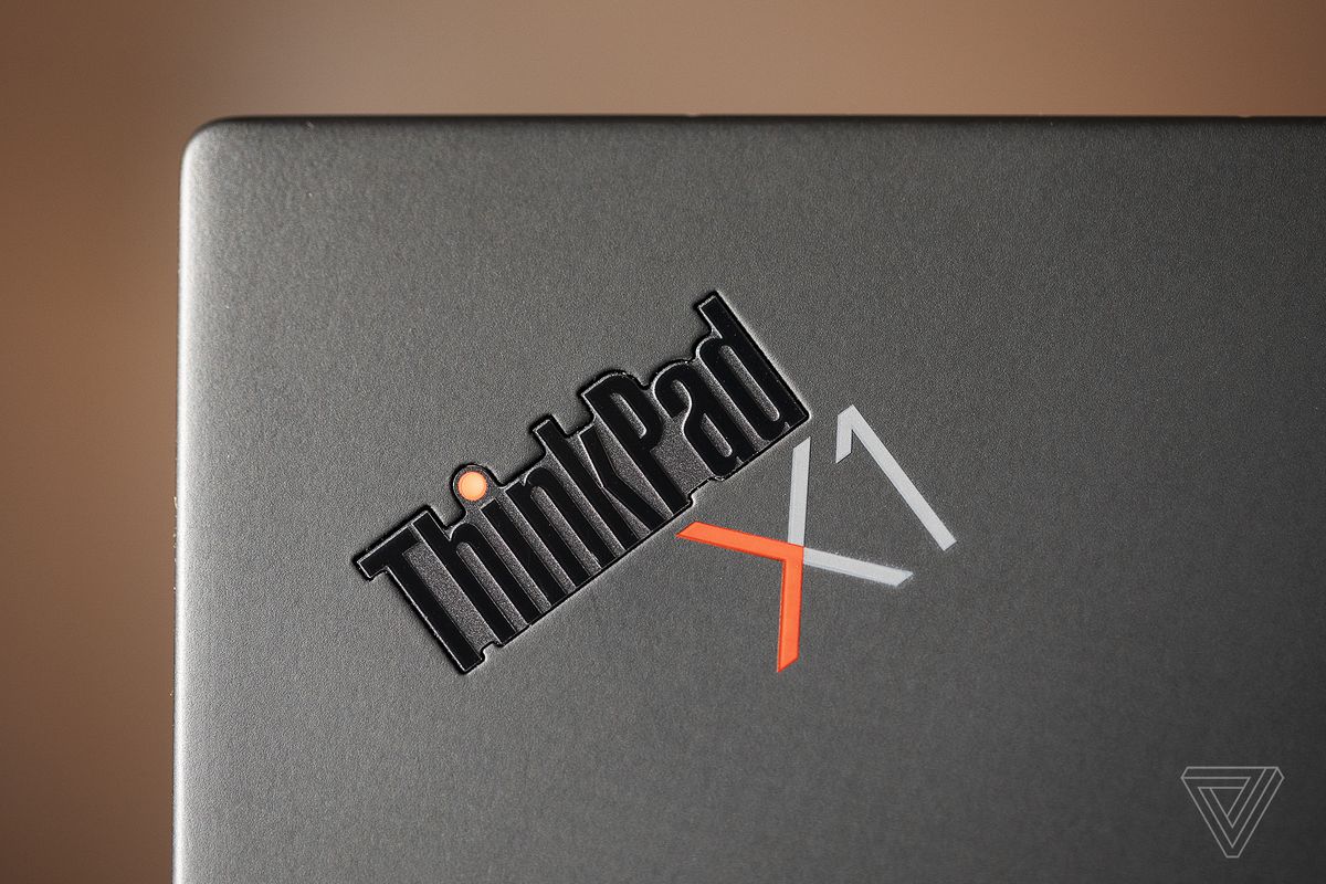 Sigla ThinkPad X1 de pe capacul ThinkPad X1 Nano.