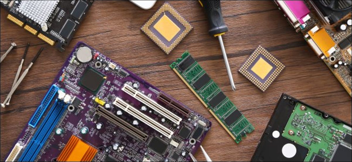 Componente hardware pentru computer așezate pe o masă de lemn.