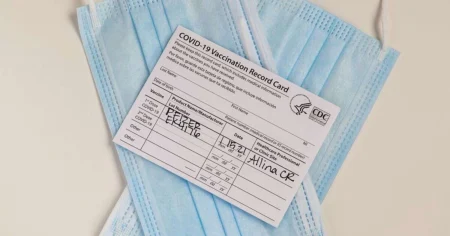 Oamenii care sunt vaccinati pot socializa impreuna fara masti spune 1200x628