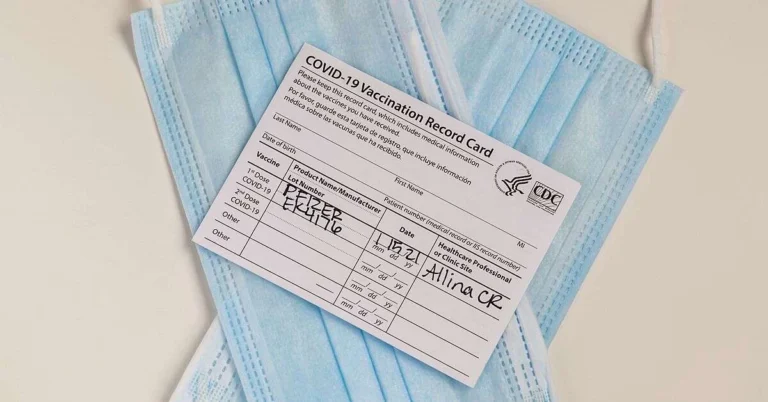 Oamenii care sunt vaccinati pot socializa impreuna fara masti spune 1200x628