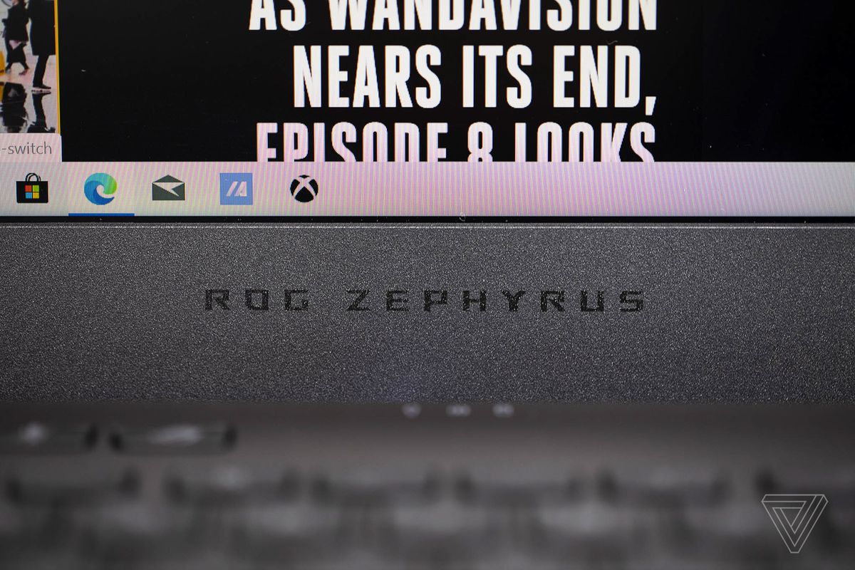 Sigla ROG Zephyrus de pe Asus ROG Zephyrus G15.