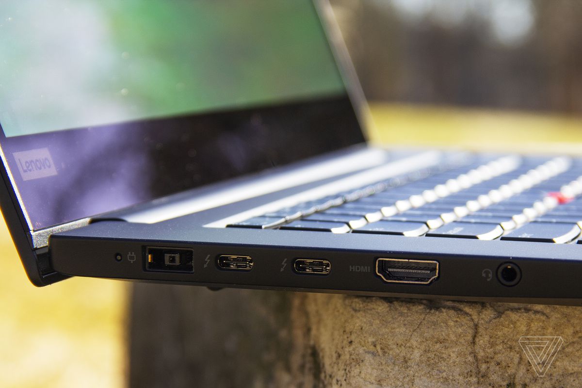 Porturile din partea stângă a Lenovo Thinkpad X1 Extreme Gen 3.