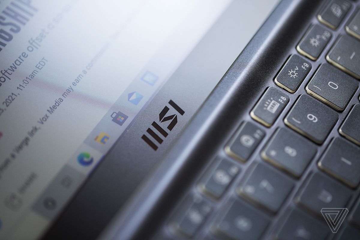 Sigla MSI de pe rama inferioară a MSI Prestige 14 Evo.