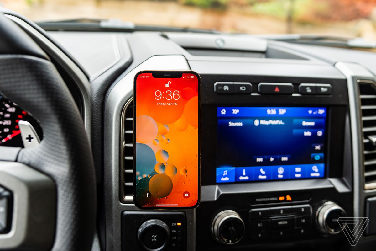 Belkin Car Vent Mount Pro cu Magsafe într-un Ford F-150 cu iPhone 12 Pro Max