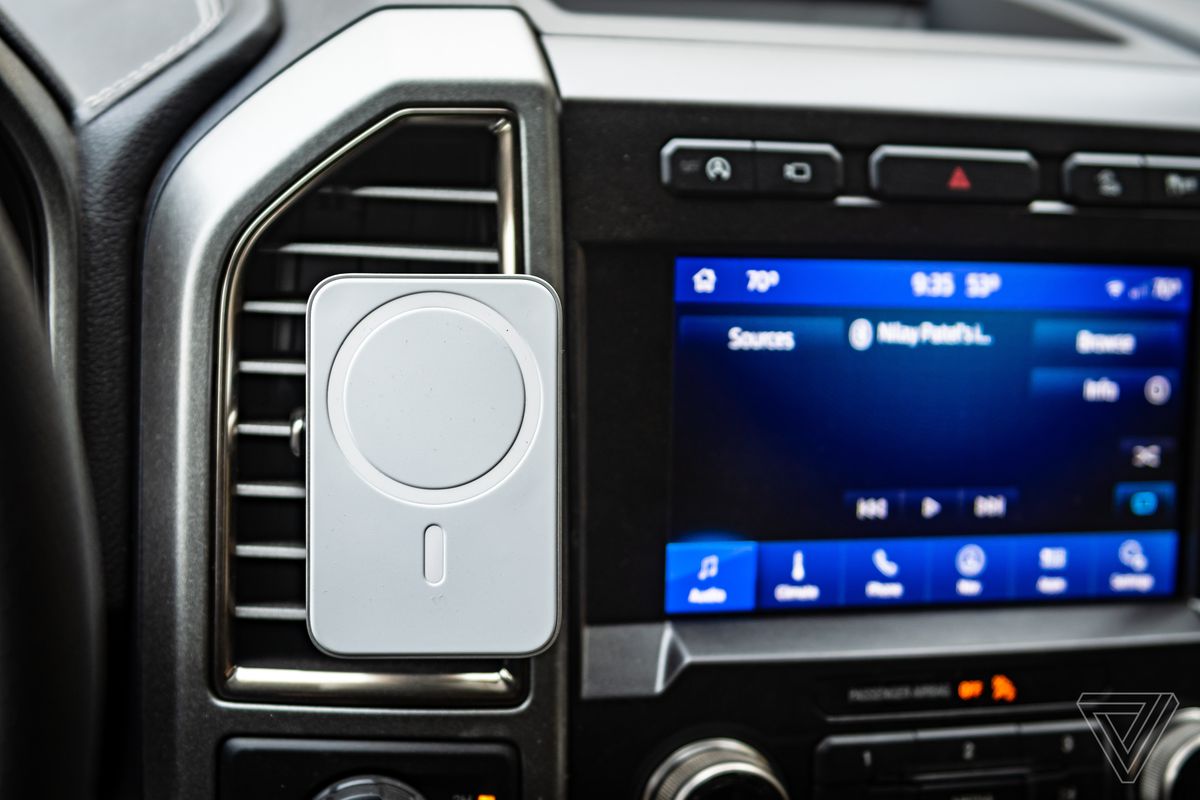 Belkin Car Vent Mount Pro cu Magsafe într-un Ford F-150