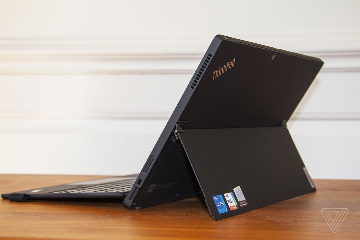 ThinkPad X12 detașabil văzut din spate, înclinat spre stânga.