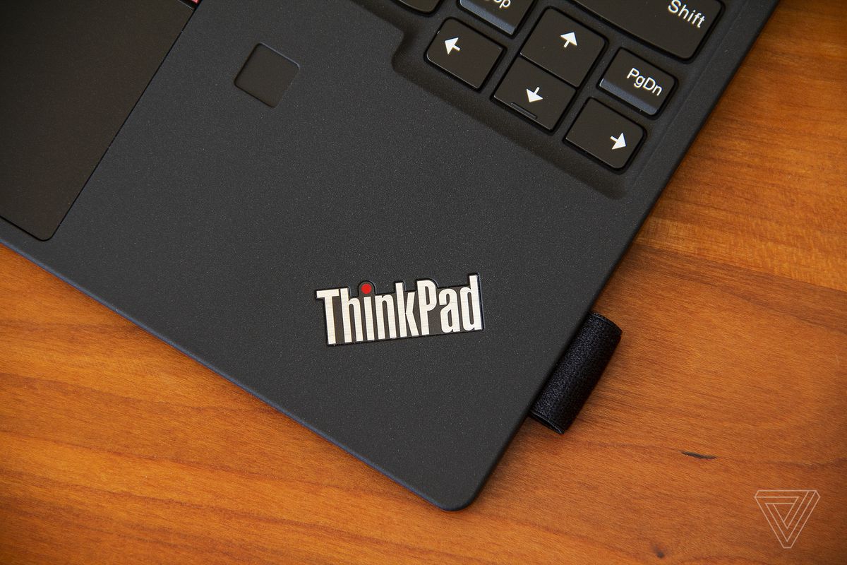 Logo-ul ThinkPad din colțul din dreapta jos al tabloului de tastatură detașabil ThinkPad X12.