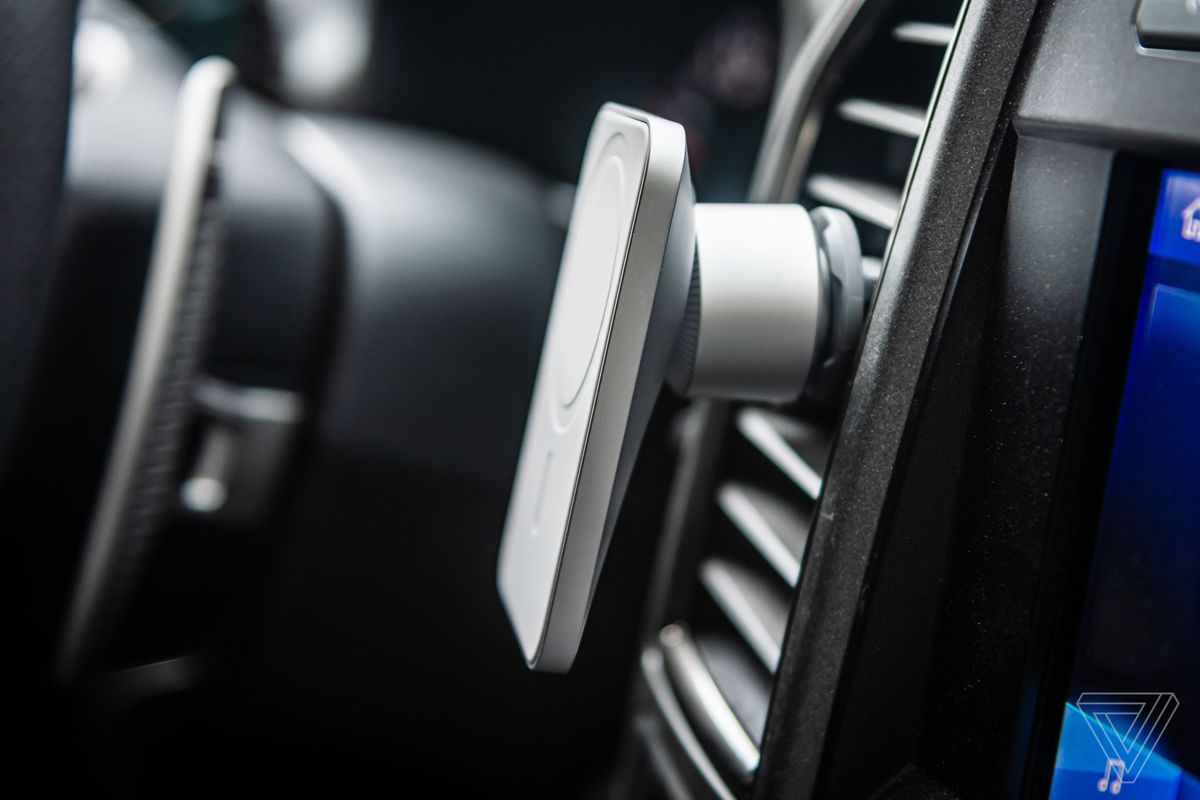 Belkin Car Vent Mount Pro cu Magsafe într-un Ford F-150