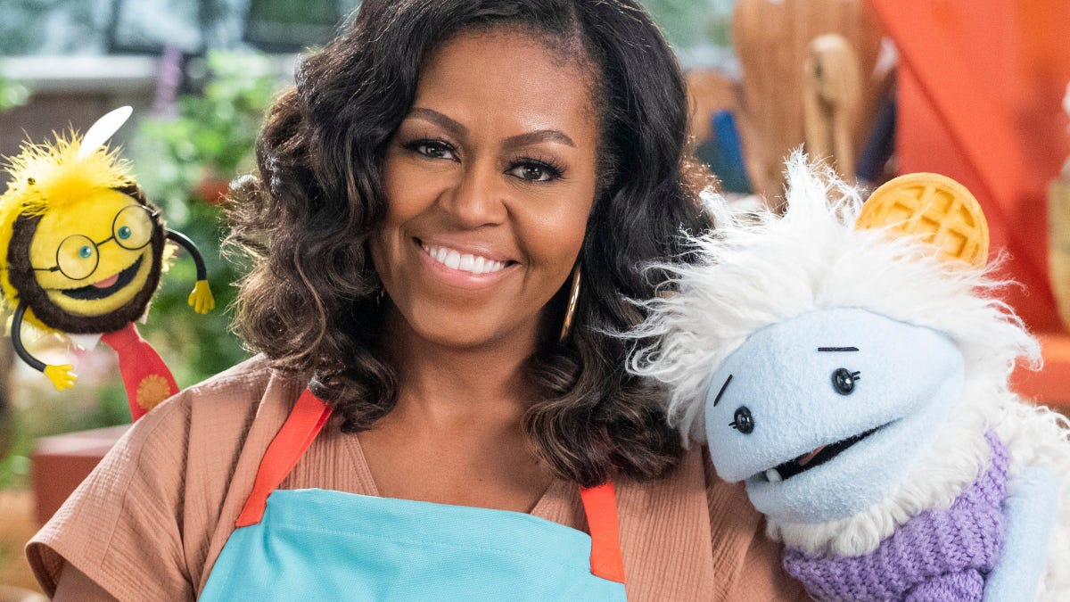 Michelle Obama cu două marionete din "Vafle + Mochi."
