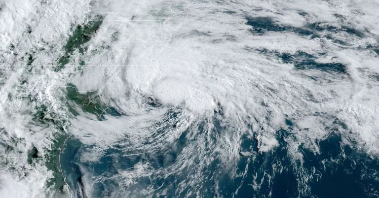 Viitoarele sezoane de uragane ar putea începe cu două săptămâni mai devreme Viitoarele sezoane de uragane ar putea incepe cu doua saptamani 1200x628