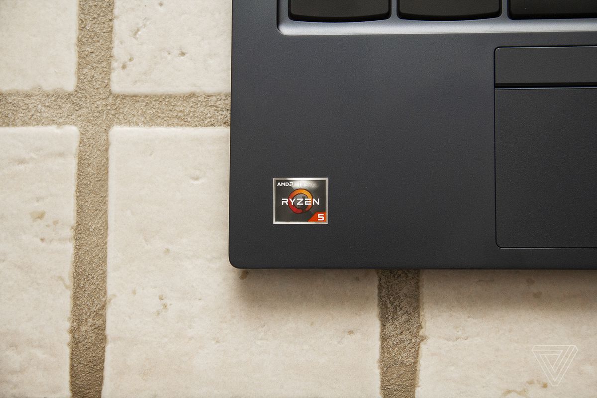 Autocolantul AMD Ryzen 5 din colțul din stânga jos al Chromebookului ThinkPad C13 Yoga.
