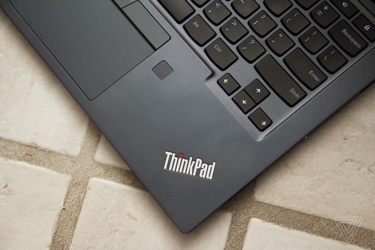 Sigla Thinkpad din colțul din dreapta jos al Chromebookului C13 Yoga.