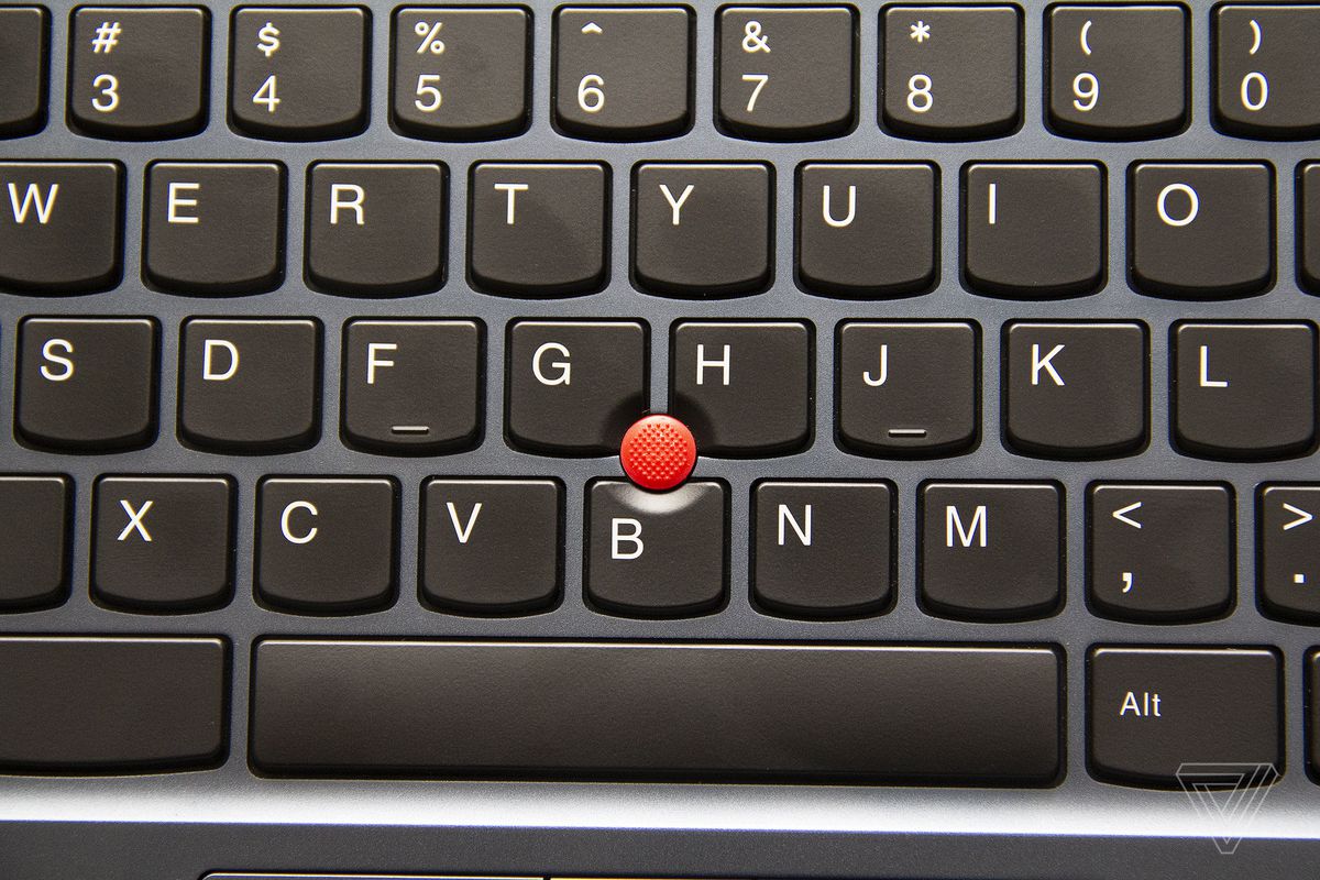 TrackPoint-ul din centrul tastaturii Lenovo ThinkPad C13 Yoga Chromebook.