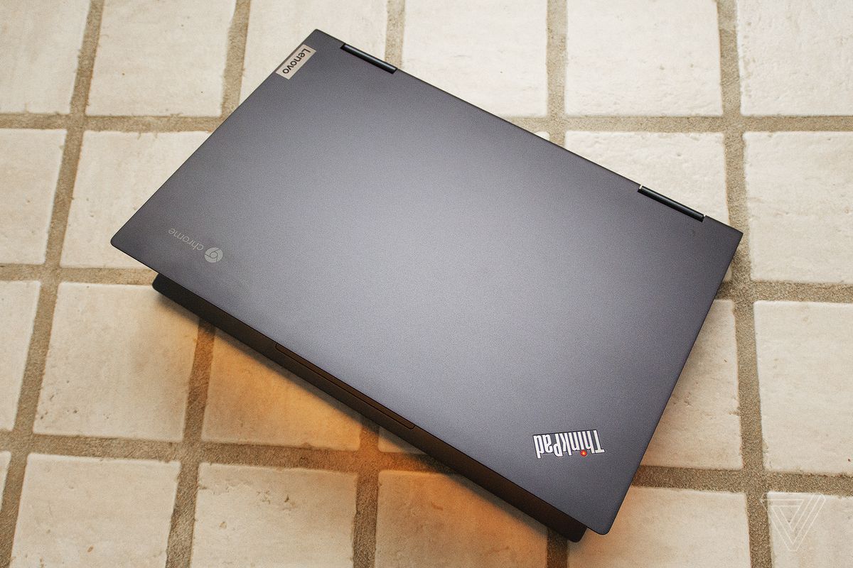 Chromebookul Lenovo ThinkPad C13 Yoga văzut de sus pe jumătate deschis.