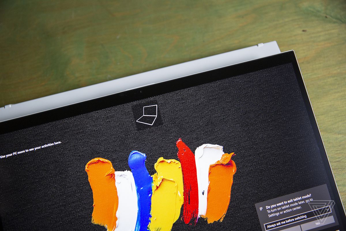 Acer ConceptD 7 Ezel cu ecranul plutind înapoi deasupra punții tastaturii, văzut de sus. Ecranul afișează mai multe linii de vopsea multicolore pe un fundal negru.