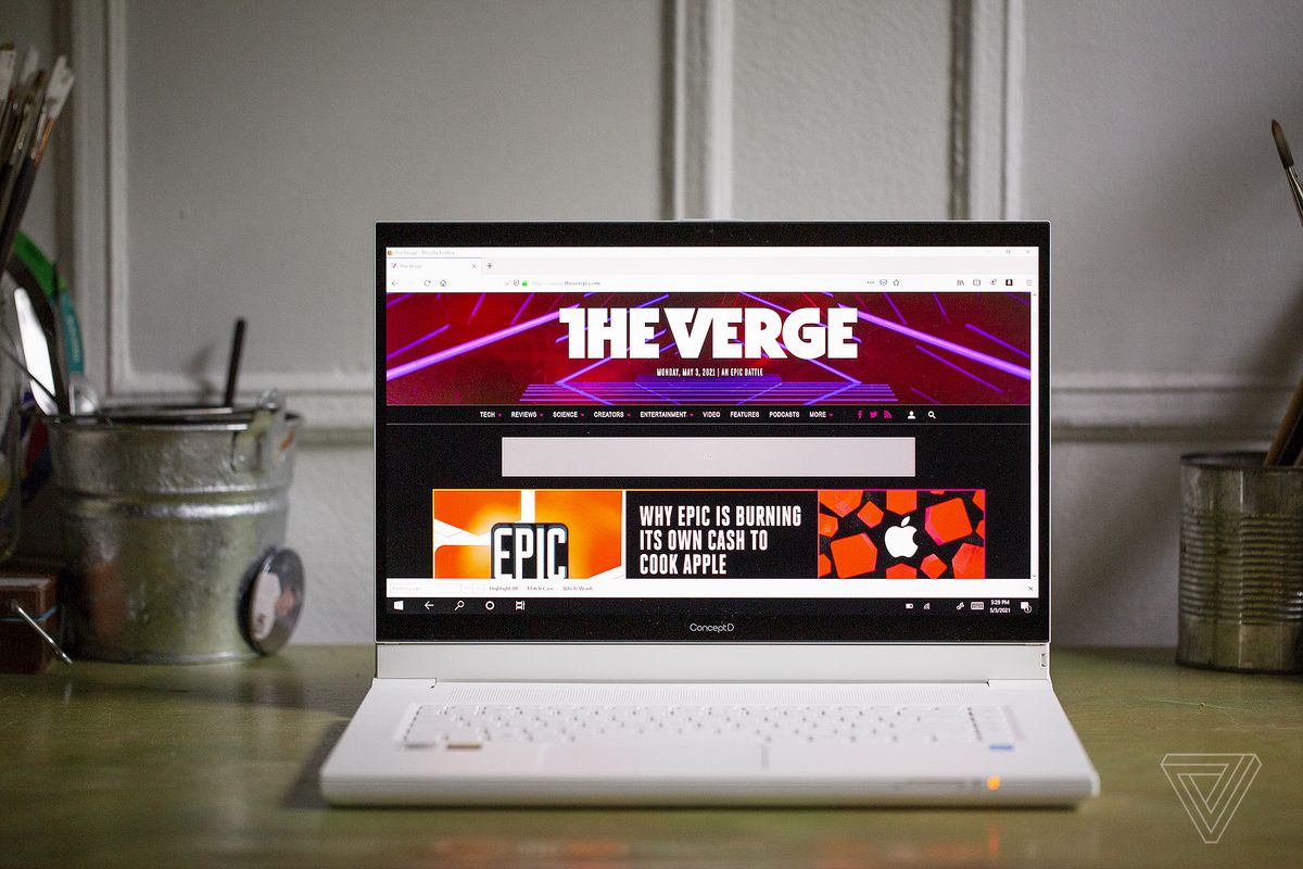 Acer ConceptD 7 Ezel văzut din față pe un birou. Ecranul afișează pagina de pornire The Verge.