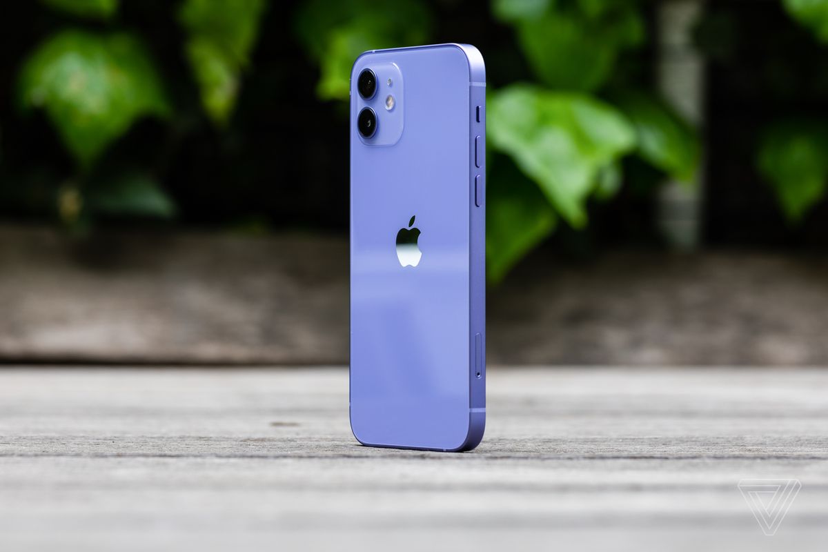 Un iPhone 12 violet