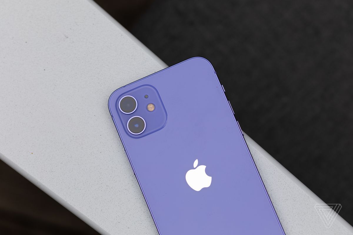 Un iPhone 12 violet
