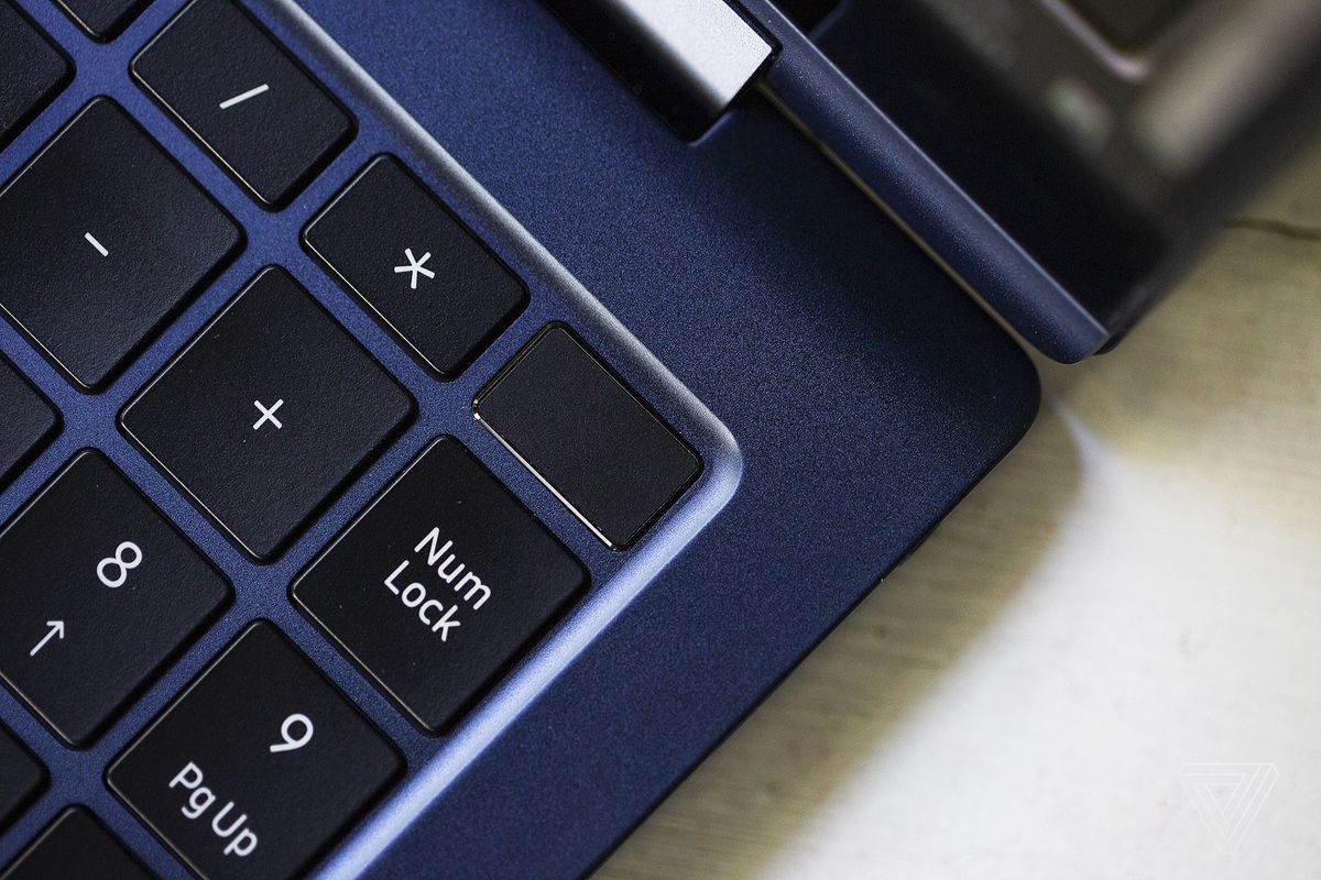 Butonul de pornire din colțul din dreapta sus al Samsung Galaxy Book Pro 360.