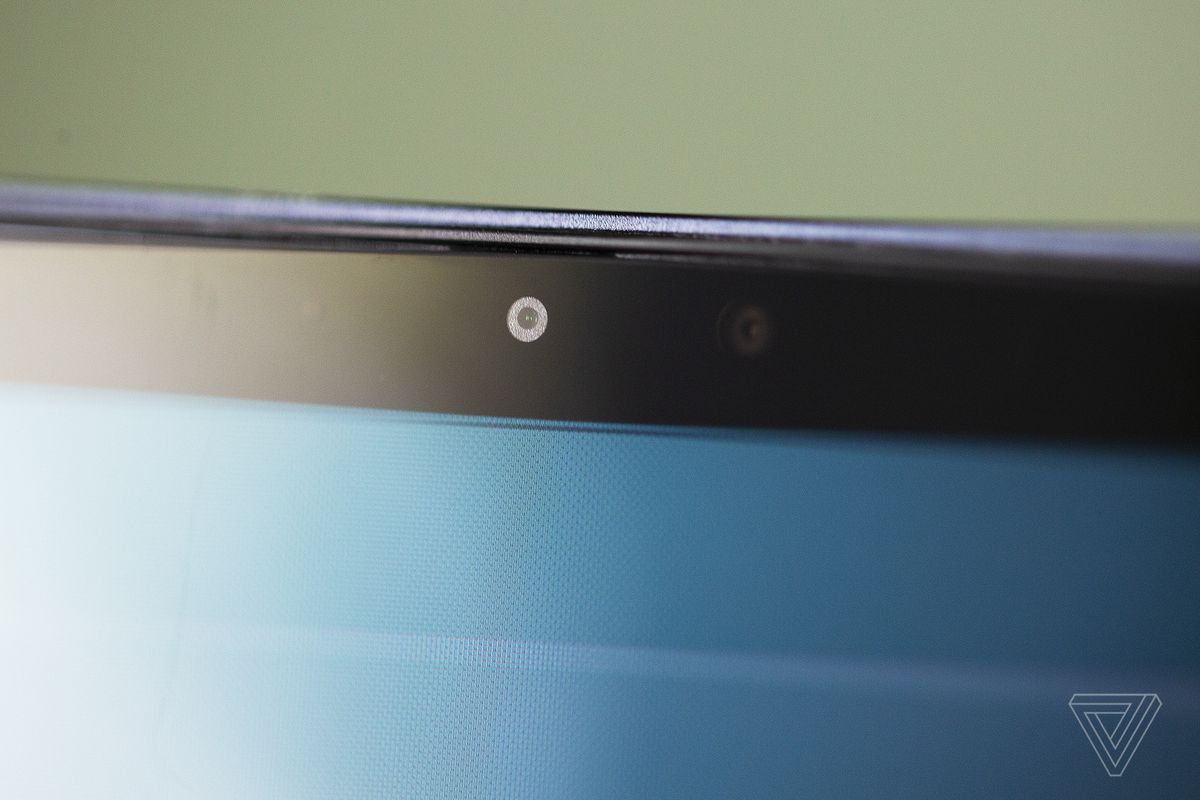 Camera web Samsung Galaxy Book Pro 360 văzută de aproape.