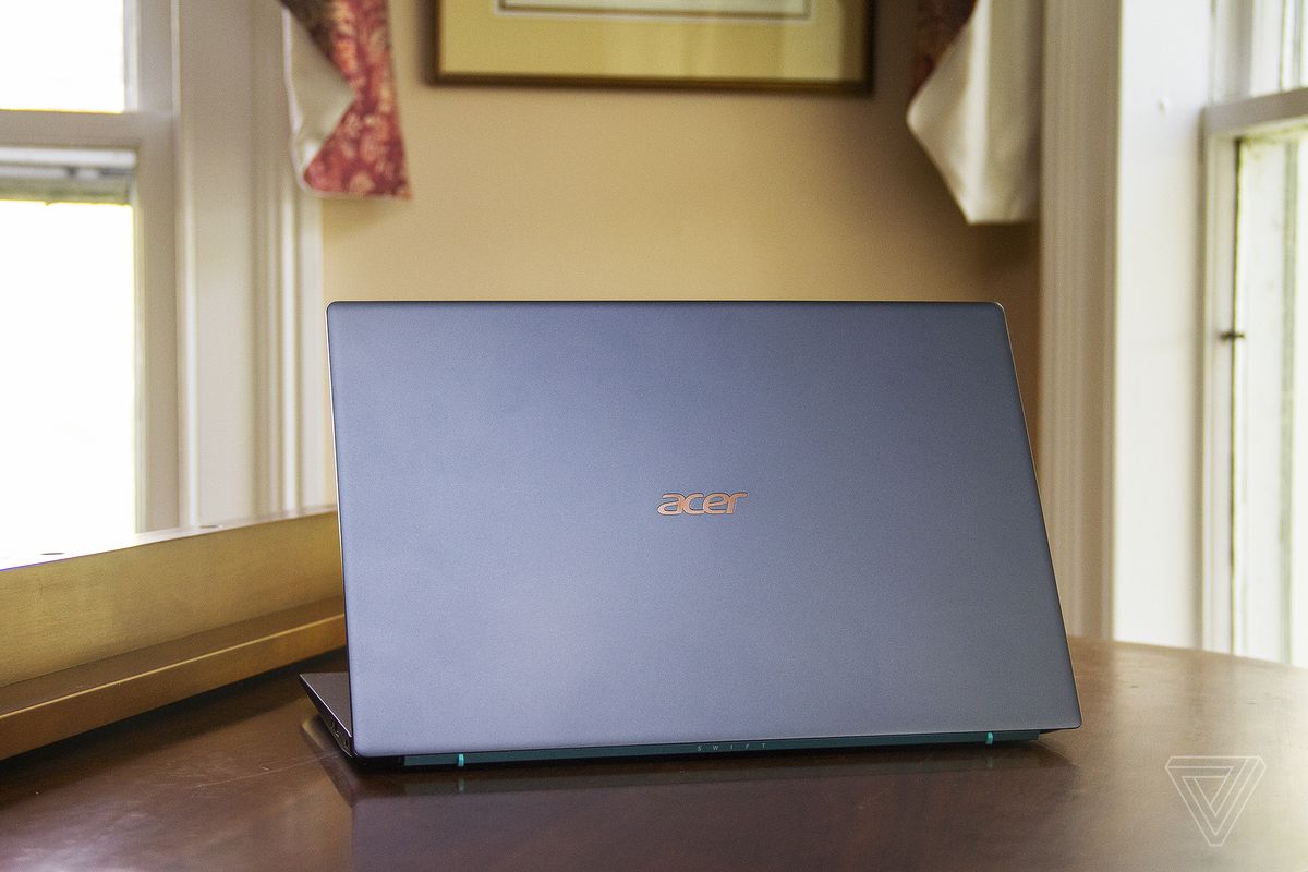 Acer Swift 3X pe un pian, deschis, cu fața îndepărtată de cameră.