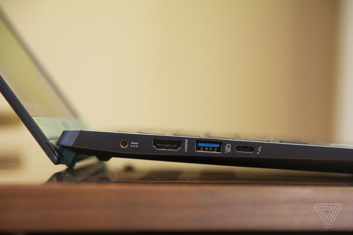 Acer Swift 3X se deschide pe un pian din partea dreaptă.