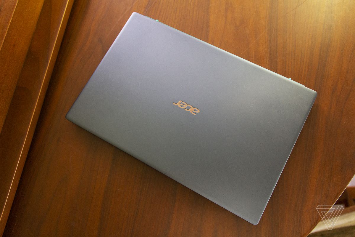 Capacul Acer Swift 3X văzut de sus.