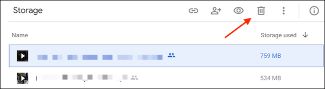 Selectați fișierele pe care doriți să le ștergeți și faceți clic pe butonul Eliminare (arată ca un coș de gunoi).