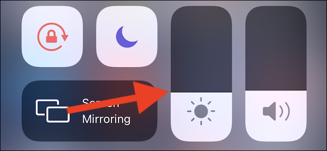 Reglați luminozitatea iPhone în Centrul de control.