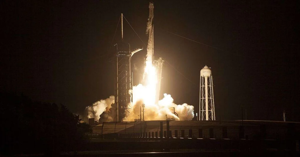 Capsula SpaceX cu patru astronauti la bordul docurilor cu Statia 1200x628