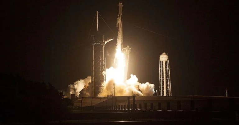 Capsula SpaceX cu patru astronauți la bordul docurilor cu Stația Spațială Internațională Capsula SpaceX cu patru astronauti la bordul docurilor cu Statia 1200x628