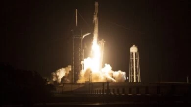 Capsula SpaceX cu patru astronauti la bordul docurilor cu Statia