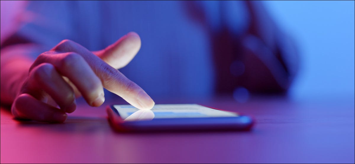 Cineva care atinge ecranul unui iPhone.