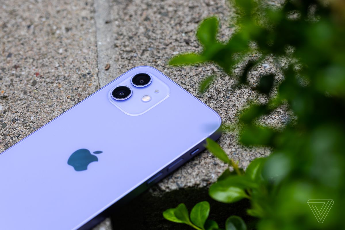 Un iPhone 12 violet