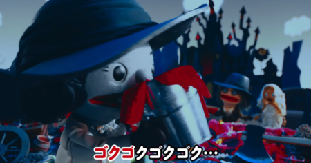 Urmariti o pe doamna inalta a vampirilor inghitind o galeata de