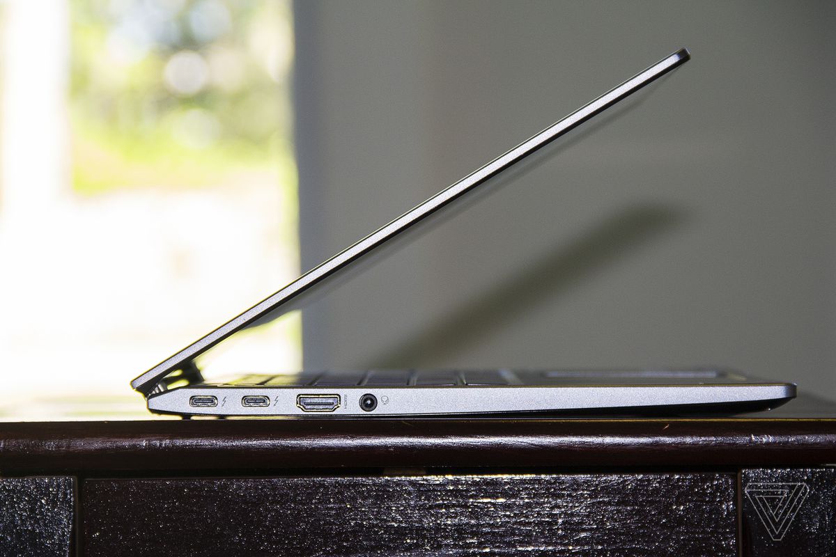 Chromebookul Acer Spin 713 pe jumătate deschis văzut din partea stângă.