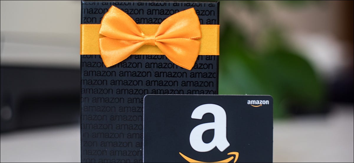 Un pachet ambalat și card cadou Amazon.