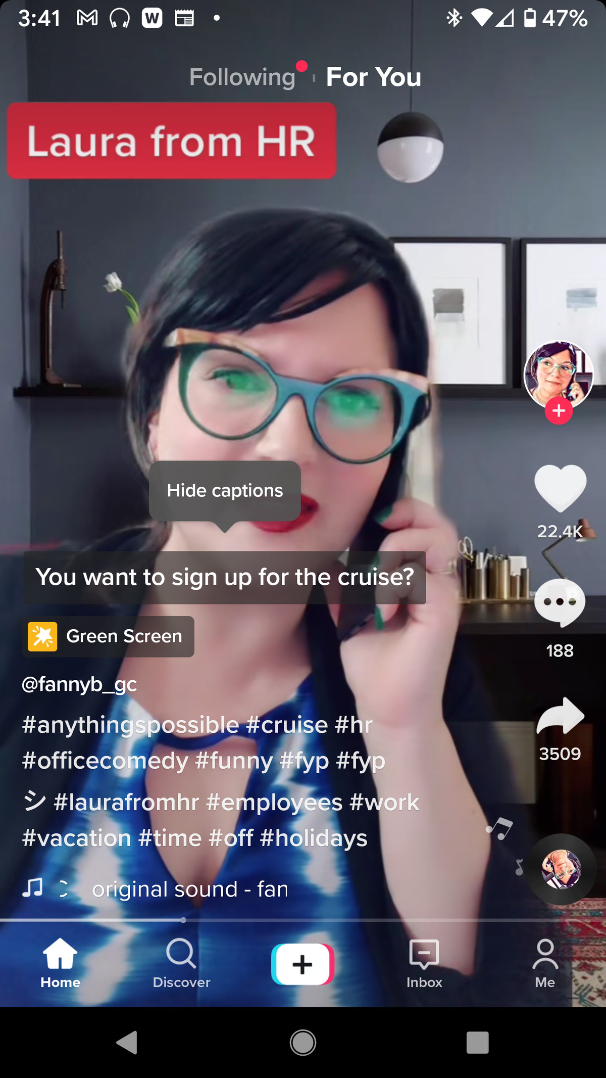 Pentru a ascunde subtitrările, atingeți subtitrarea și apoi balonul „Ascunde subtitrările”.