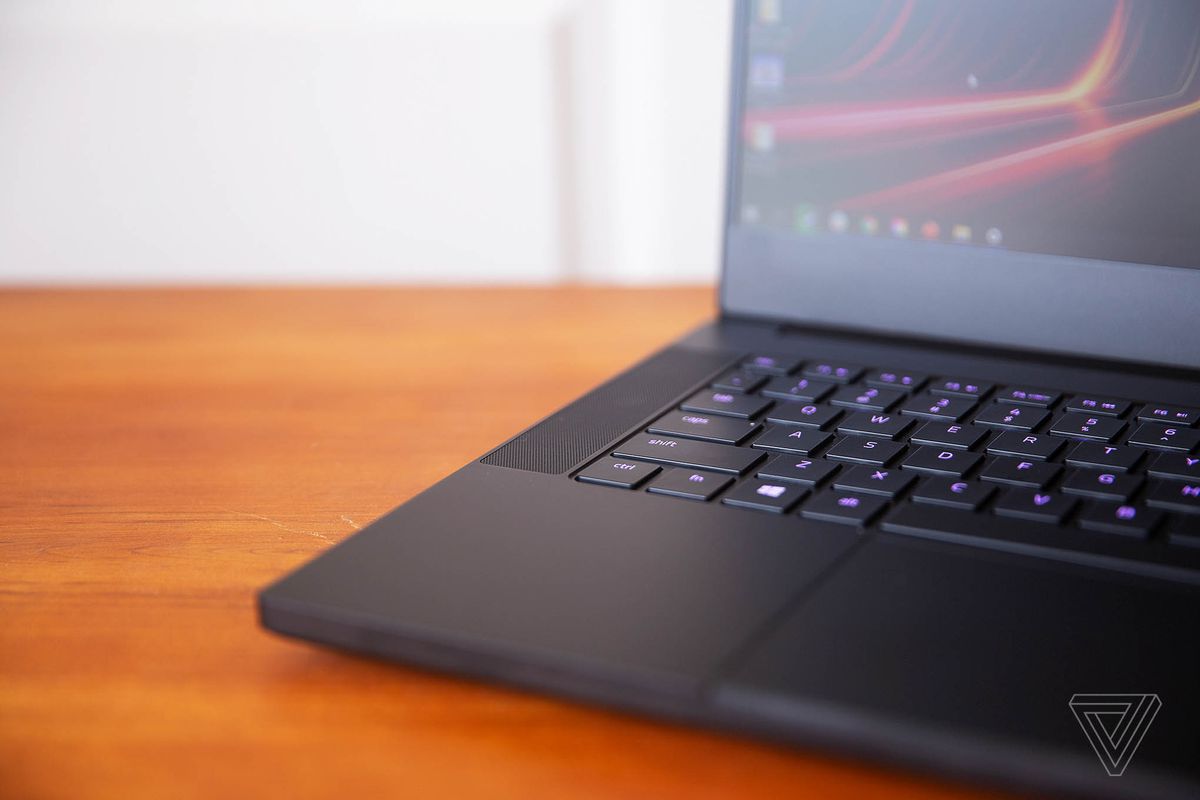 Partea stângă a punții de tastatură Razer Blade 14.  Tastele sunt aprinse violet.