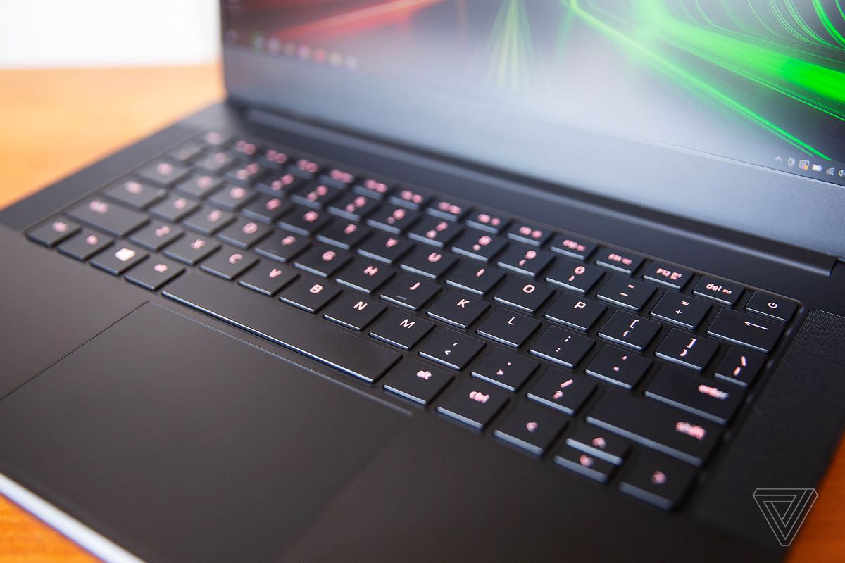 Tastatura Razer Blade 14 văzută de sus și spre dreapta.  Tastele sunt aprinse într-un roz închis.