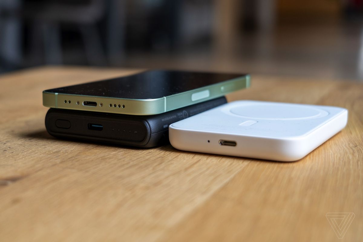 O baterie Anker lângă bateria MagSafe