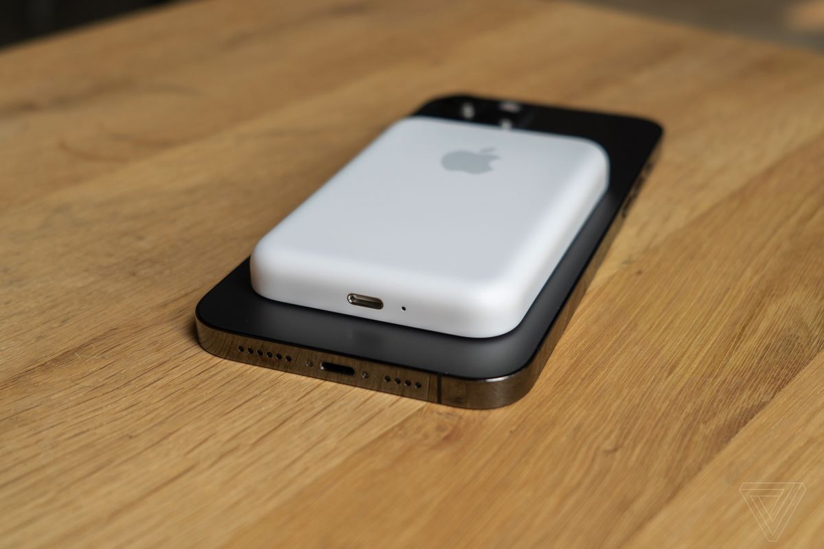Acumulatorul MagSafe de pe un iPhone 12 Pro Max