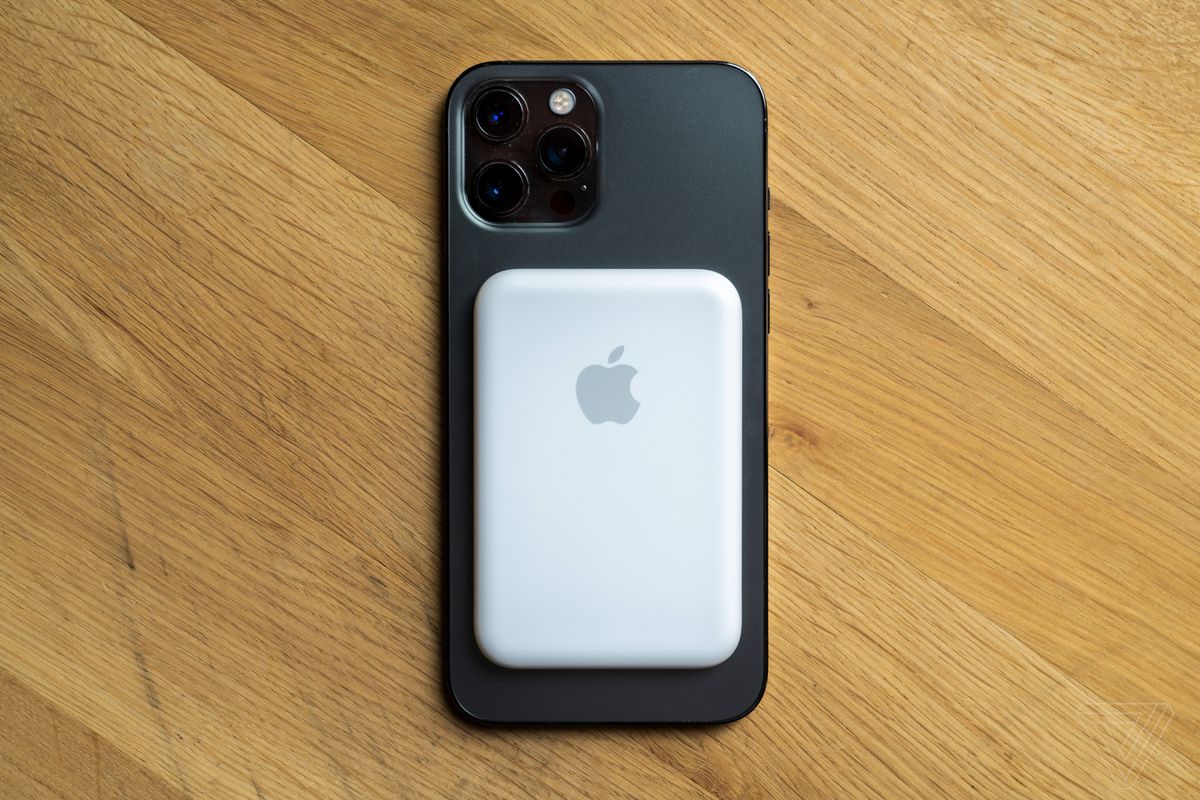 Acumulatorul MagSafe arată puțin amuzant pe un iPhone 12 Pro Max